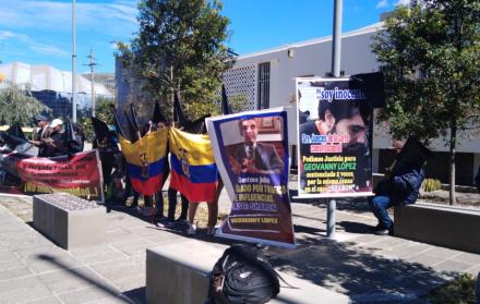 Los manifestantes hicieron un plantón con banderas, pancartas y fotos del condenado.