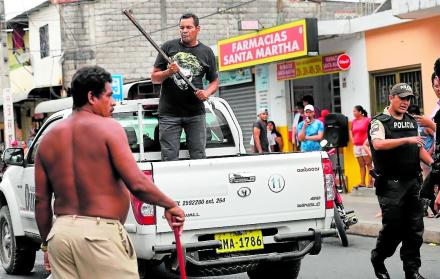 El sospechoso que vestía de negro y tenía en su camiseta estampada la imagen de El Guasón.