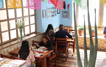 La casa nueva. Tras alquilar durante 25 años, El Pedregal Azteca se estableció finalmente en su local propio: una antigua casa de adobe en la calle Estévez de Toral, en el centro de Cuenca, a la que añadieron una extensión diseñada con todos los requerimi