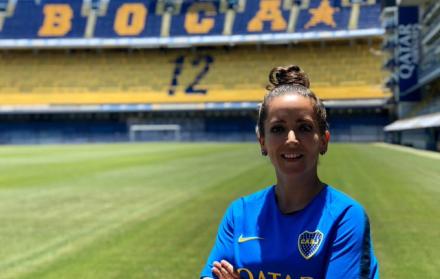La futbolista ya viste la camiseta del ídolo argentino.