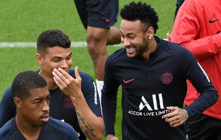 Mientras su futuro se resuelve, Neymar (d) sigue entrenando con el PSG.
