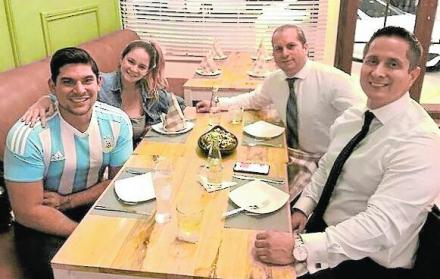 Poco después de salir de la cárcel, en las redes sociales se subió esta foto del presentador en un restaurante de la ciudad.