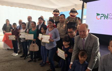 Los hijos de policías fallecidos recibieron un bono escolar