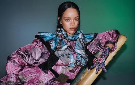 Rihanna de 31 años, continúa su actividad como empresaria en sus marcas de ropa Fenty y Savage x Fenty.