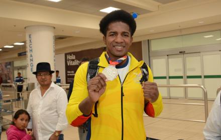 Emocionado. El ecuatoriano Julio Castillo muestra orgulloso la medalla de plata que ganó en el Mundial de boxeo de Rusia, el fin de semana. En la pelea por el título cayó ante el local Muslim Gadzhimagomedov.  
