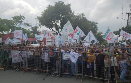Protestas de militantes de Sociedad Patriótica de Salitre y del Partido Social Cristiano de Bucay en los exteriores del CNE Guayas