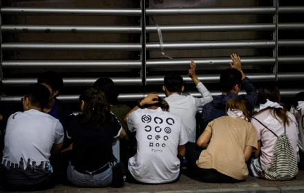 Los manifestantes resguardaron las entradas principales del edificio. Muchos de ellos son estudiantes de la misma universidad.