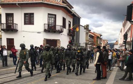 La presencia de piquetes de militares que desde su cuartel se digirieron a pie y listos para reforzar el trabajo policial en el centro de Cuenca.