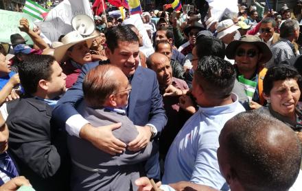 Carlos Tuárez, presidente del CPCCS, marcha junto a sus partidarios hacia la Asamblea Nacional para comparecer ante la Comisón de Participación.