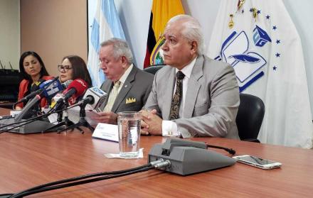 Roberto Passailague, rector de la Universidad de Guayaquil, da declaraciones sobre la renunica de cinco miembros de la CIFI.