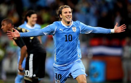 Diego Forlán, exjugador de Uruguay, en la celebración de un gol en la Copa del Mundo Sudáfrica 2010.