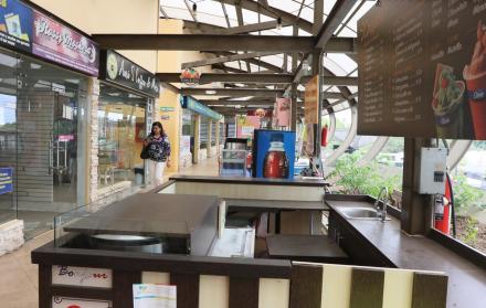 Algunos locales ubicados en el paso comercial de la Universidad Católica de Santiago de Guayaquil mantienen sus puertas cerradas por la falta de clientes.