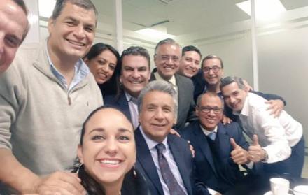Desde la izquierda, de pie: Patiño, Correa, Pabón, Serrano, Mera, Mangas, Vinicio y Fernando Alvarado. Sentados: Rivadeneira, Moreno, Glas.
