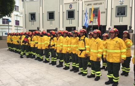 Bomberos en la plaza del Museo ‘Jefe Félix Luque Plata’.