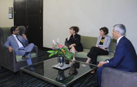 Joana Crellin, la comisionada de Comercio de Reino Unido para América Latina, en una reunión junto al ministro de Comercio, Iván Ontaneda.