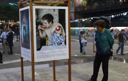 La muestra expone 38 imágenes de padres con hijos.