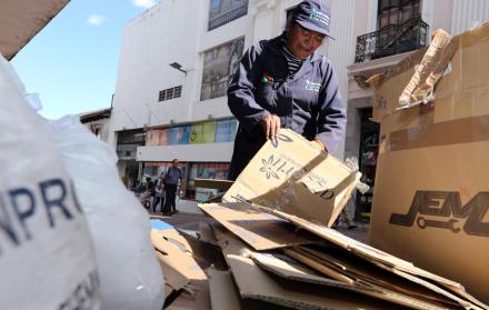 Cartones. María, de 60 años, dobla los residuos en el centro de Quito con experticia; no es para menos, lleva en esta labor 18 años.