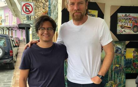 El actor Ewan McGregor se tomó una foto con un fan en el barrio Las Peñas.