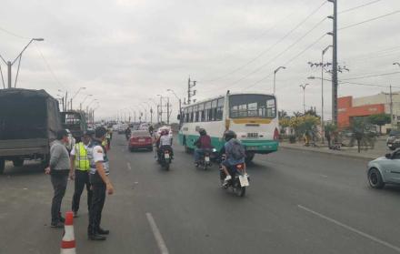 Agentes de tránsito controlan el paso en el puente.