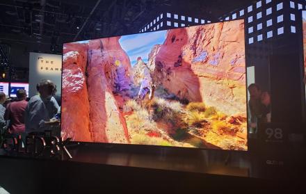 La resolución 8K comienza a ponerse a la moda y el Q900FN QLED de Samsung se lleva las miradas en el CES.