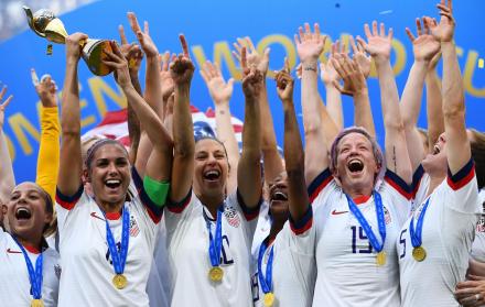 Las jugadoras estadounidenses celebran con el trofeo después de la final de la Copa Mundial Femenina de Francia 2019.