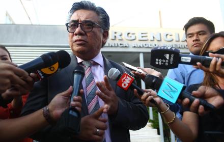Atención. César Nakasaki, abogado de Kuczinsky, fuera de la clínica en que está hospitalizado el expresidente.
