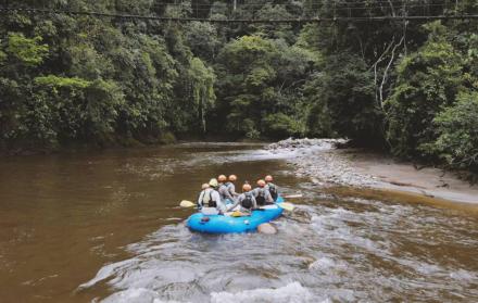 Excombatientes certificados como guías de rafting entrenan en el río Pato, en el espacio de reincorporación de Miravalle, uno de los creados tras el acuerdo de paz de 2016.