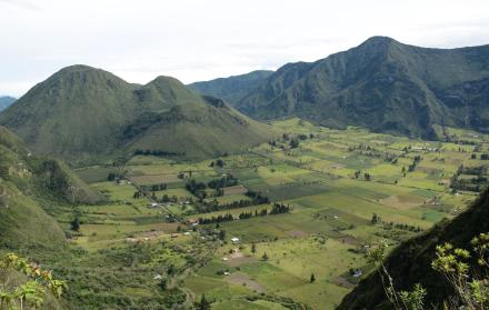 Altura. Según el Instituto Geofísico, el punto más alto del complejo volcánico corresponde a la loma de Sincholahua que tiene 3.356 metros sobre el nivel del mar.