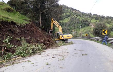 El desalojo de la gran cantidad de tierra que se deslizó continúa.
