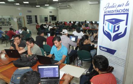 Trabajo. La biblioteca de la Facultad de Arquitectura reúne todos los estándares requeridos en la evaluación.