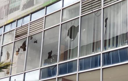 Desde los exteriores de la Gobernación de Carchi, manifestantes lanzaron piedras este jueves.