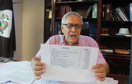 Pendientes. El alcalde prorrogado de Babahoyo, Guido Silva, muestra el detalle de los gastos municipales.