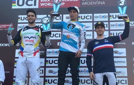 Alfredo Campo (i) en el podio de la ronda 9 de la Copa del Mundo, disputada en Argentina.