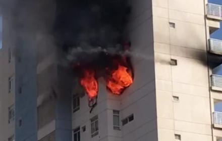 Según versiones de personas que salían del hotel, la explosión se hanría producido en el piso 14.