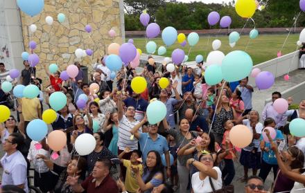 En el Panteón Metropolitano se congregaron cientos de personas para lanzar sus globos.
