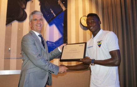 Representante de la FIFA hace entrega de una placa a la selección sub-20.