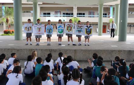 Los estudiantes exhibieron los diferentes escudos que tuvo el país antes de que se institucionalice el definitivo. (Martha Torres)