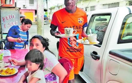 Anthony Medina es cocinero, mesero, lavaplatos y hasta cobrador en un restaurante. Teme quedarse sin ‘camello’.