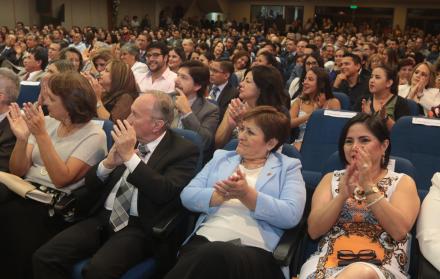 Acto. Cientos de asistentes, entre invitados y condecorados, llenaron la aula magna de la Universidad Católica.