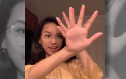 En un vídeo publicado en TikTok una mujer realiza un truco de manos en el que las extremidades parecen estar una dentro de la otra.