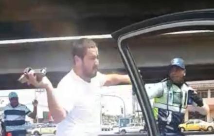 El sujete asegura que no le ocasionó heridas graves al agente.