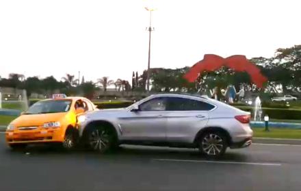 El conductor de un BMW arrastró a un taxi, en Samborondón. Los dos autos fueron retenidos. 