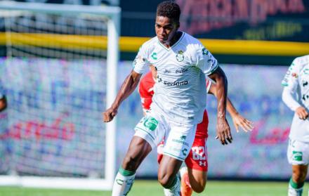 Referencial. El futbolista Félix Torres busca ser titular en el Santos Laguna.