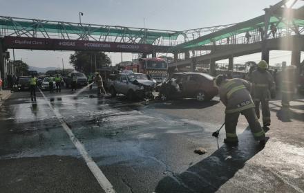 Los bomberos limpiaron la calzada para evitar otro accidente.