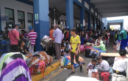 Proceso. Los migrantes continúan esperando en la frontera entre Ecuador y Perú para poder cruzar a este último país y seguir su periplo.