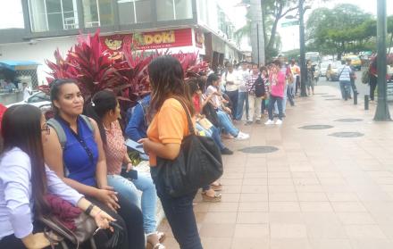 Un grupo de jóvenes hicieron fila días atrás en la calle Víctor Emilio Estrada, para entregar su hoja de vida y conseguir trabajo. La fila fue de dos cuadras.