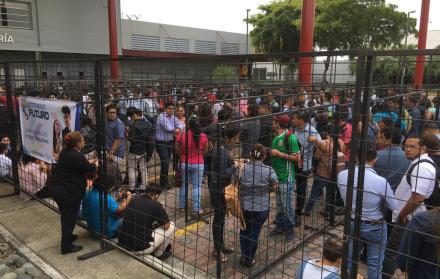 Cientos de personas realizaron fila desde las 5:00, en el Centro de Convenciones, para dejar una hoja de vida en la Expo Trabajo 2019.