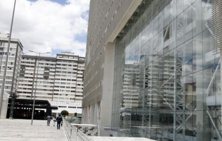 Vidrios. Funcionarios públicos alertaron de la ruptura de vidrios en la plataforma financiera. Temen por su seguridad física.  