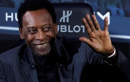 La leyenda del fútbol Pelé posa durante un acto de una marca suiza de relojes celebrado el 2 de abril en París