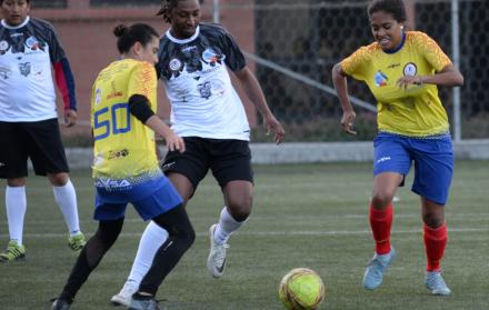 Futbolistas femeninas asisten al partido para conmemorar el día nacional del Cóndor Andino.